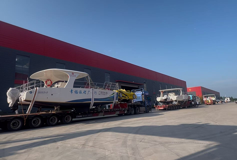 I-Laseada ihambisa ezintathu Catamamarans, iimoto ezimbini zemidlalo yamanzi kunye ne-jet ezimbini ze-jet zendawo entle