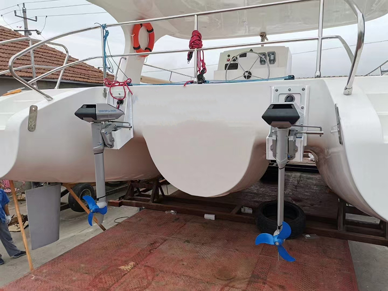 I-Laydada® I-Camamaran ye-Camamaran enemoto yombane: ngokugqibeleleyo ukudibanisa uzinzo kunye nendleko