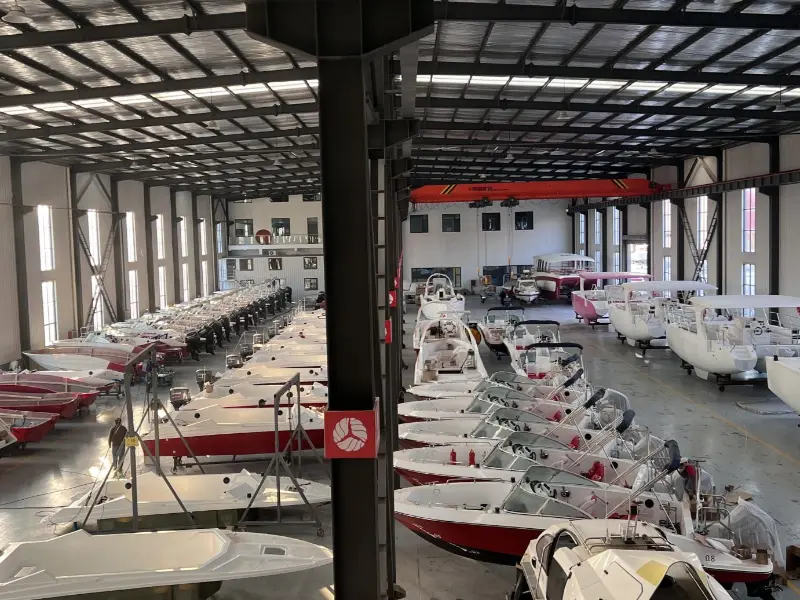 I-Master Lacht iya kuzisa iinqanawa ezingama-42 zesantya, ezenzelwe ngokukodwa iimeko zamanzi eNtaba yeNtaba yeBijia.